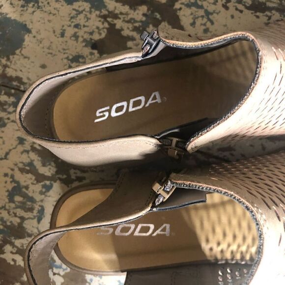 Soda Faux Leather Light Tan Cage Style Peep Toe SANDALS NWOB - Picture 6 of 12